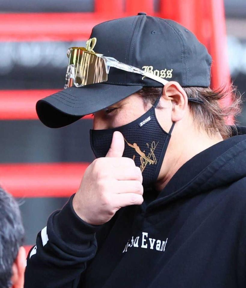 新庄監督ver.のフーディーや直筆サイン入り等身大パネルを限定
