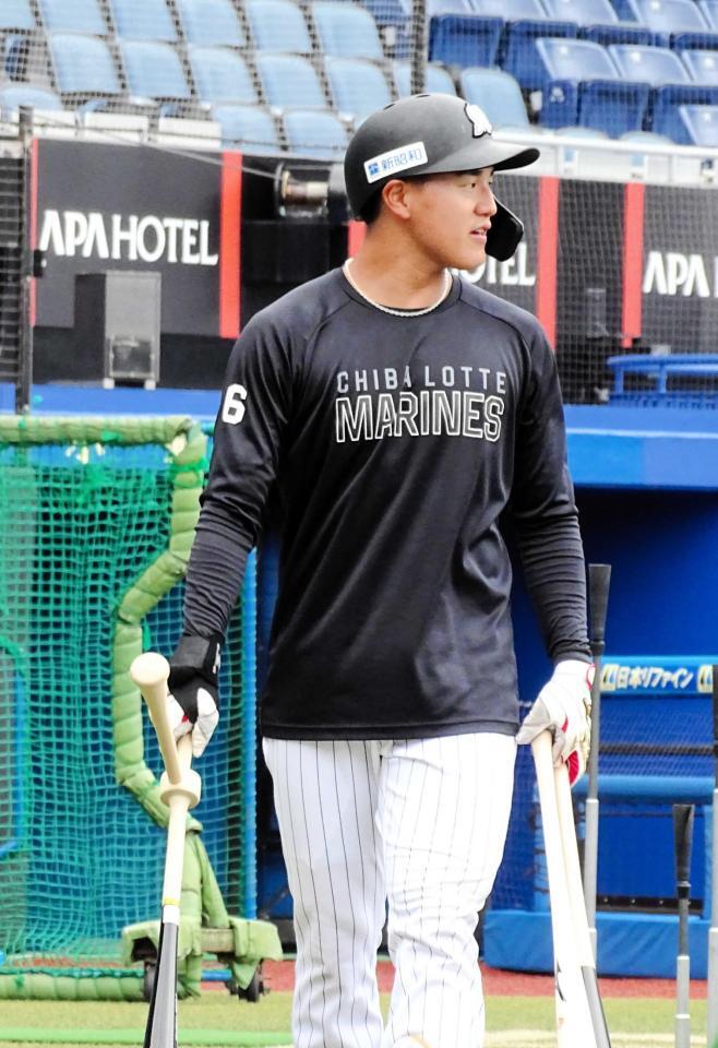 　打撃練習を終えた西川はトレーニングバットを右手に引き揚げる