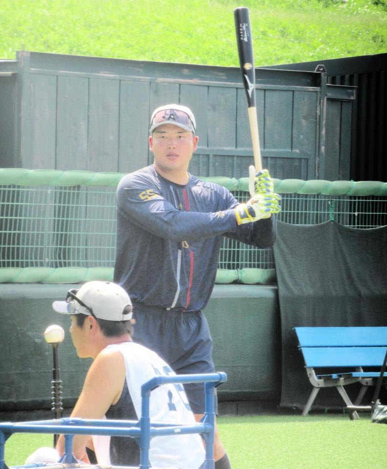 　ティー打撃を行う村上