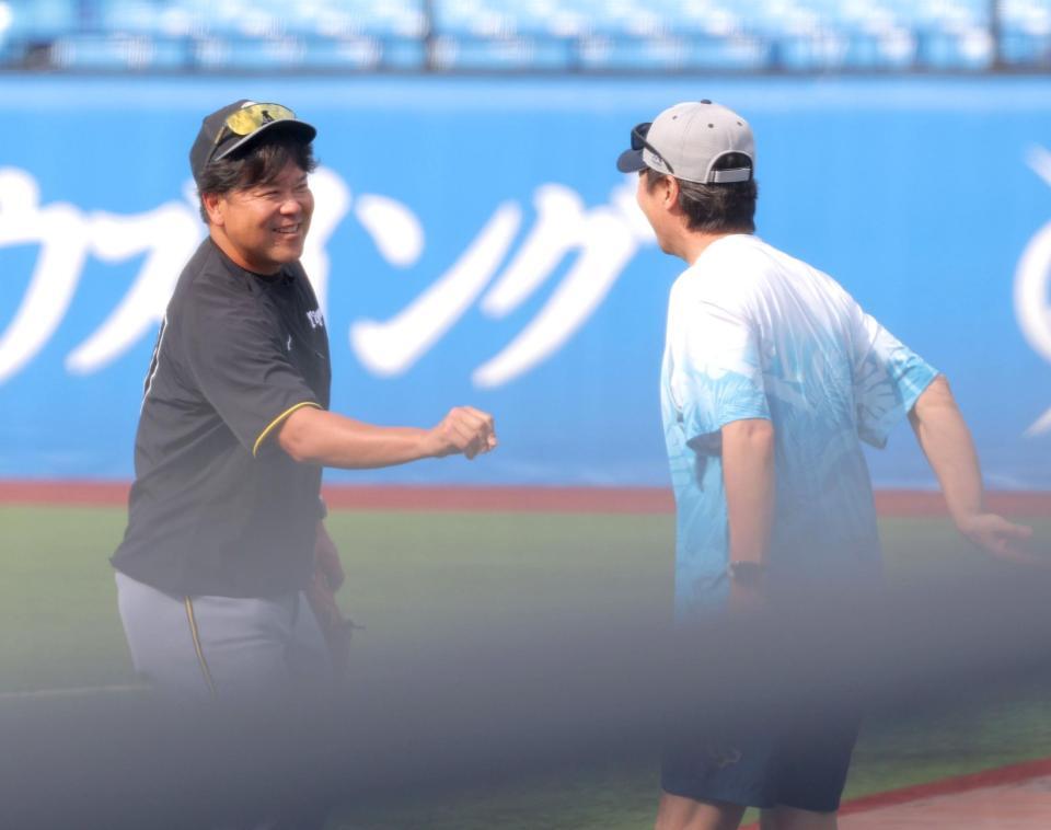 　グータッチを求めるも、高津監督（右）にかわされ，笑い出す野村コーチ（撮影・西岡正）