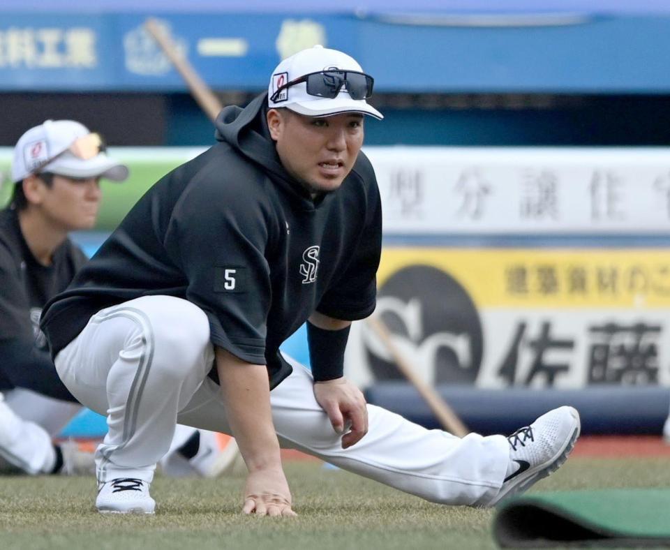 　試合前、入念にストレッチする山川（撮影・開出牧）