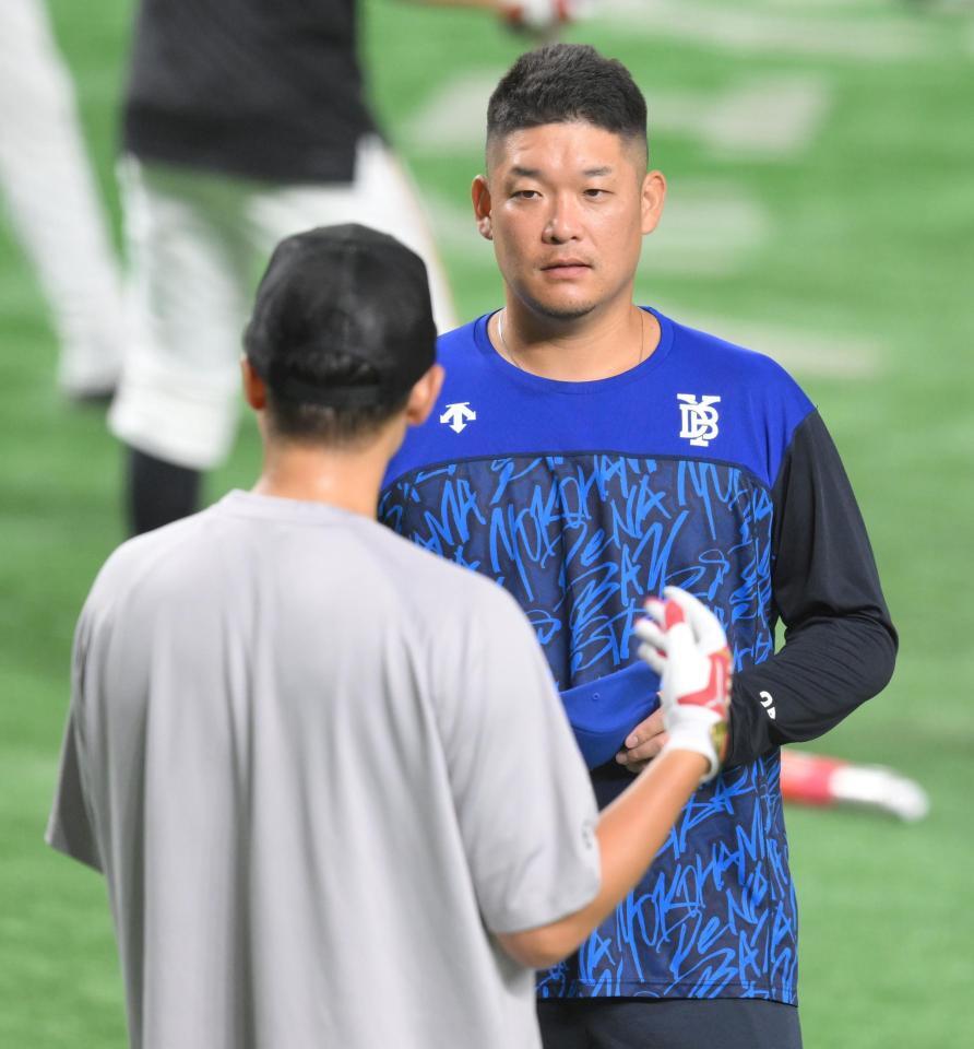 　試合前、坂本（手前）の話を真剣に聞く筒香（撮影・伊藤笙子）