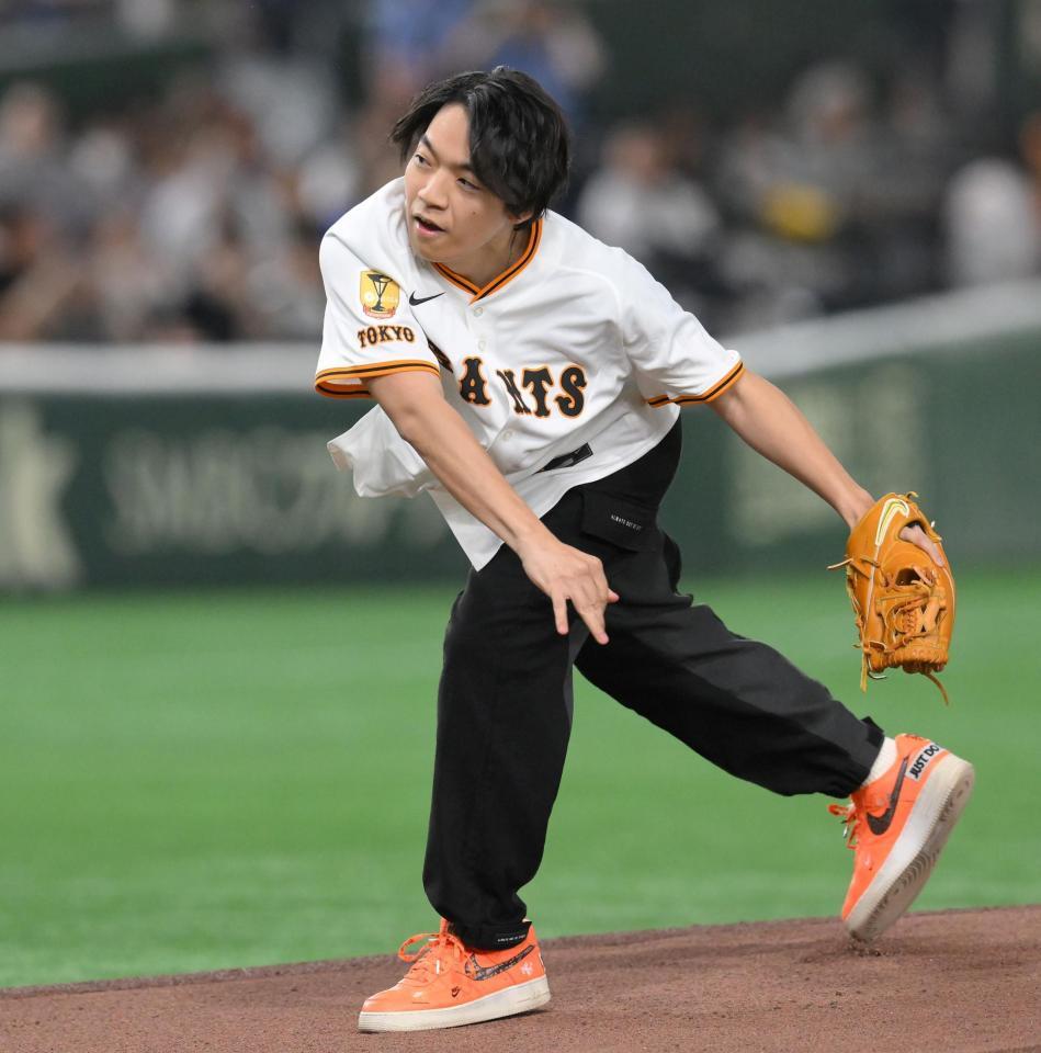 　試合前、ファーストピッチを務めた伊沢拓司（撮影・伊藤笙子）