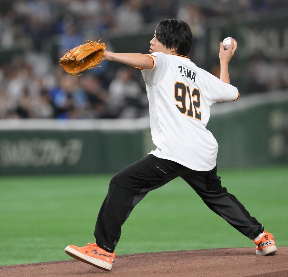 　試合前、ファーストピッチを務めた伊沢拓司（撮影・伊藤笙子）