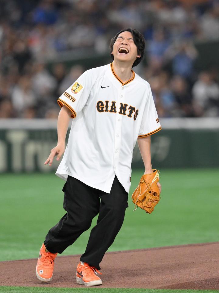 　試合前、ファーストピッチでボールがすっぽ抜けてしまい悔しがる伊沢拓司（撮影・伊藤笙子）