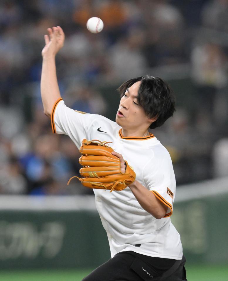 　試合前、ファーストピッチを務めるも、ボールがすっぽ抜けてしまった伊沢拓司（撮影・伊藤笙子）