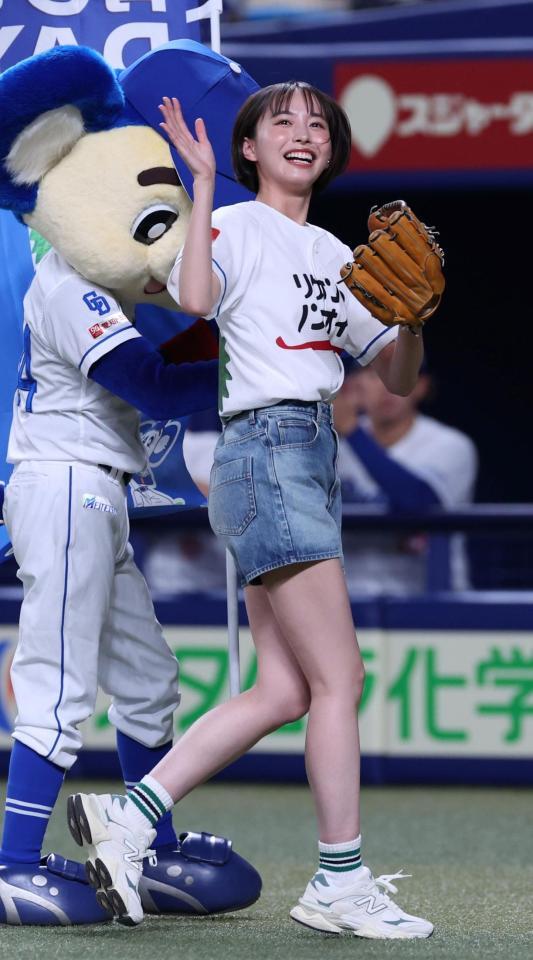 　始球式に登場した井桁弘恵（撮影・市尻達拡）