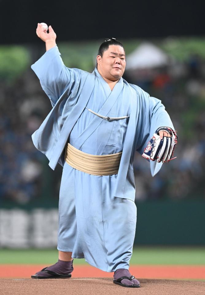 　セレモニアルピッチを務めた大栄翔（撮影・園田高夫）