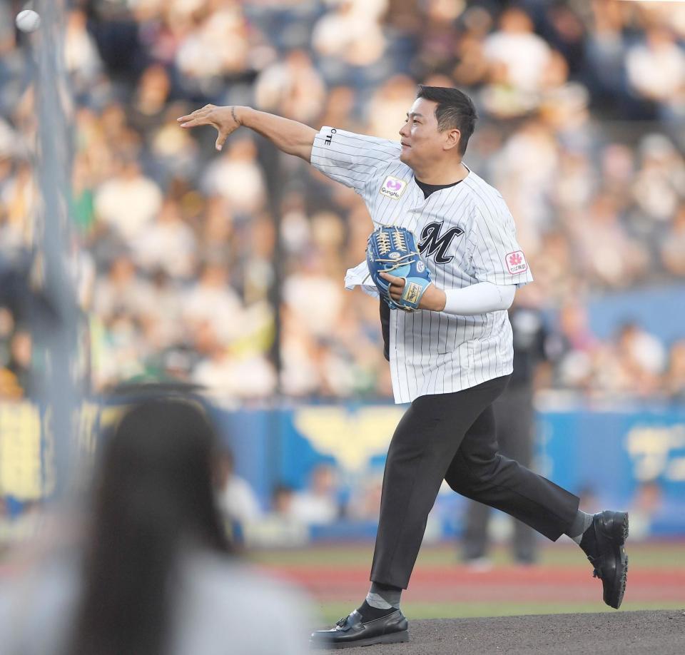 　始球式を務める元ロッテの金泰均氏（撮影・開出牧）