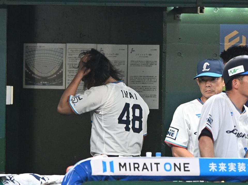 　４回途中で不調を訴えベンチ裏に下がる今井（撮影・園田高夫）