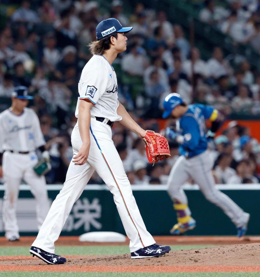 　４回、田宮（右）に本塁打を浴びた今井