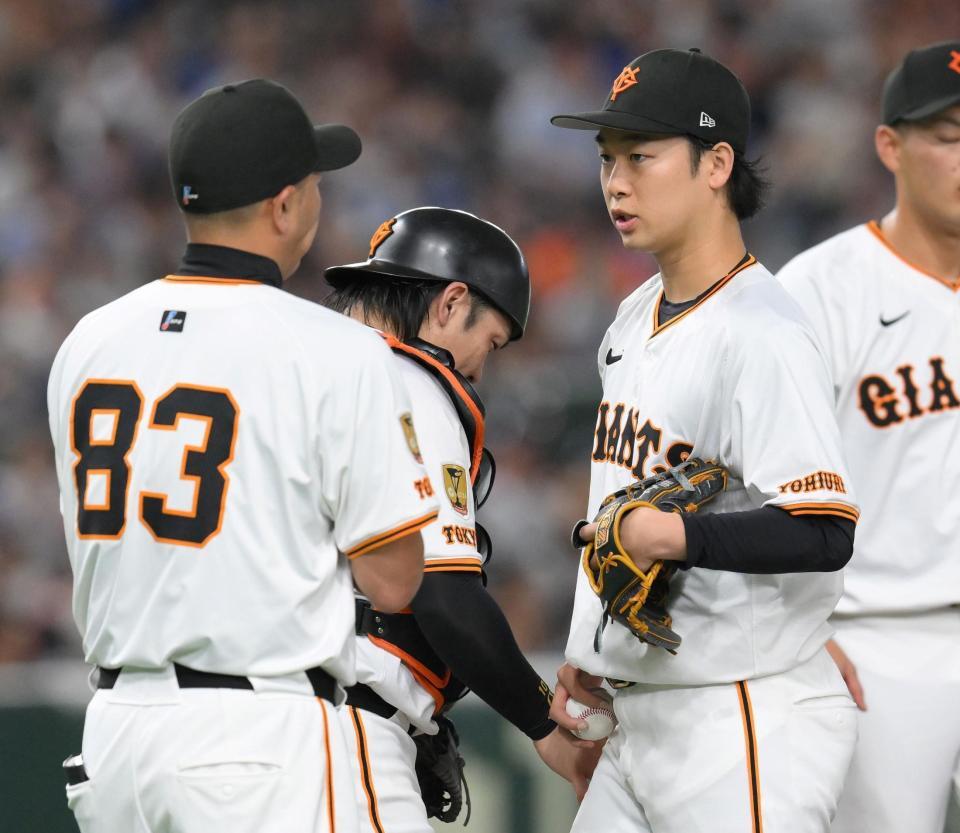 　７回、代打・松尾がコールされ、阿部監督（左）に交代を告げられる山崎（撮影・伊藤笙子）