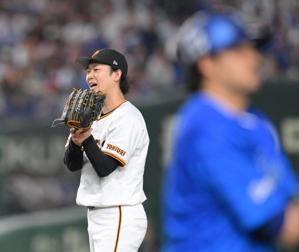 　７回、宮崎に四球を与えた山崎（撮影・伊藤笙子）