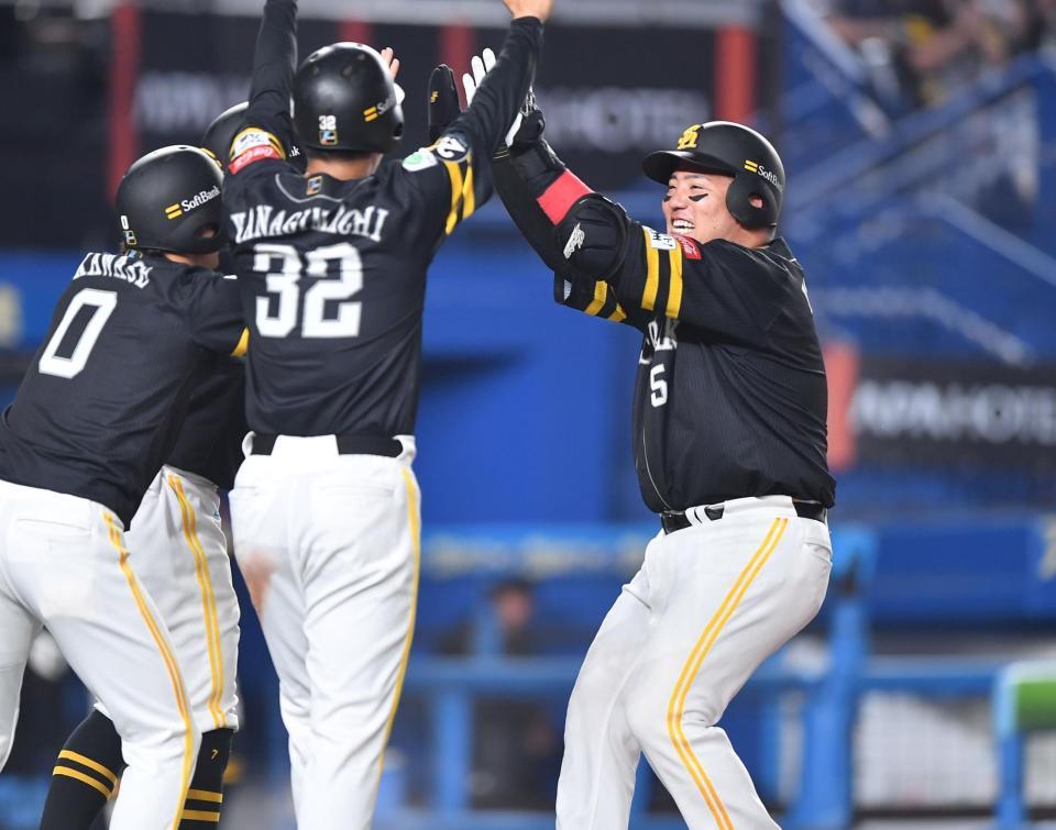 　８回、中越え満塁本塁打を放ち代走・川瀬（０）らナインとタッチを交わす山川（撮影・開出牧）