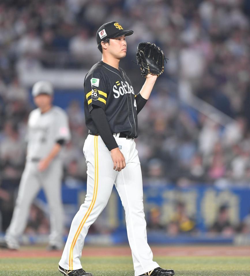 　８回、寺地の内野安打の打球が当たるが、平然とした表情を見せる藤井（撮影・開出牧）