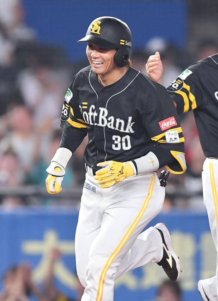 　６回、同点の左越えソロを放ちホームへ向かう佐藤直（撮影・開出牧）