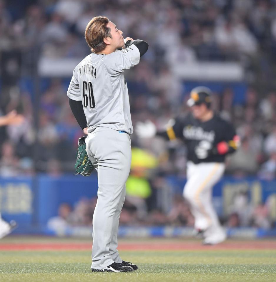 　８回、山川（後方）に中越え本塁打を打たれた横山（撮影・開出牧）