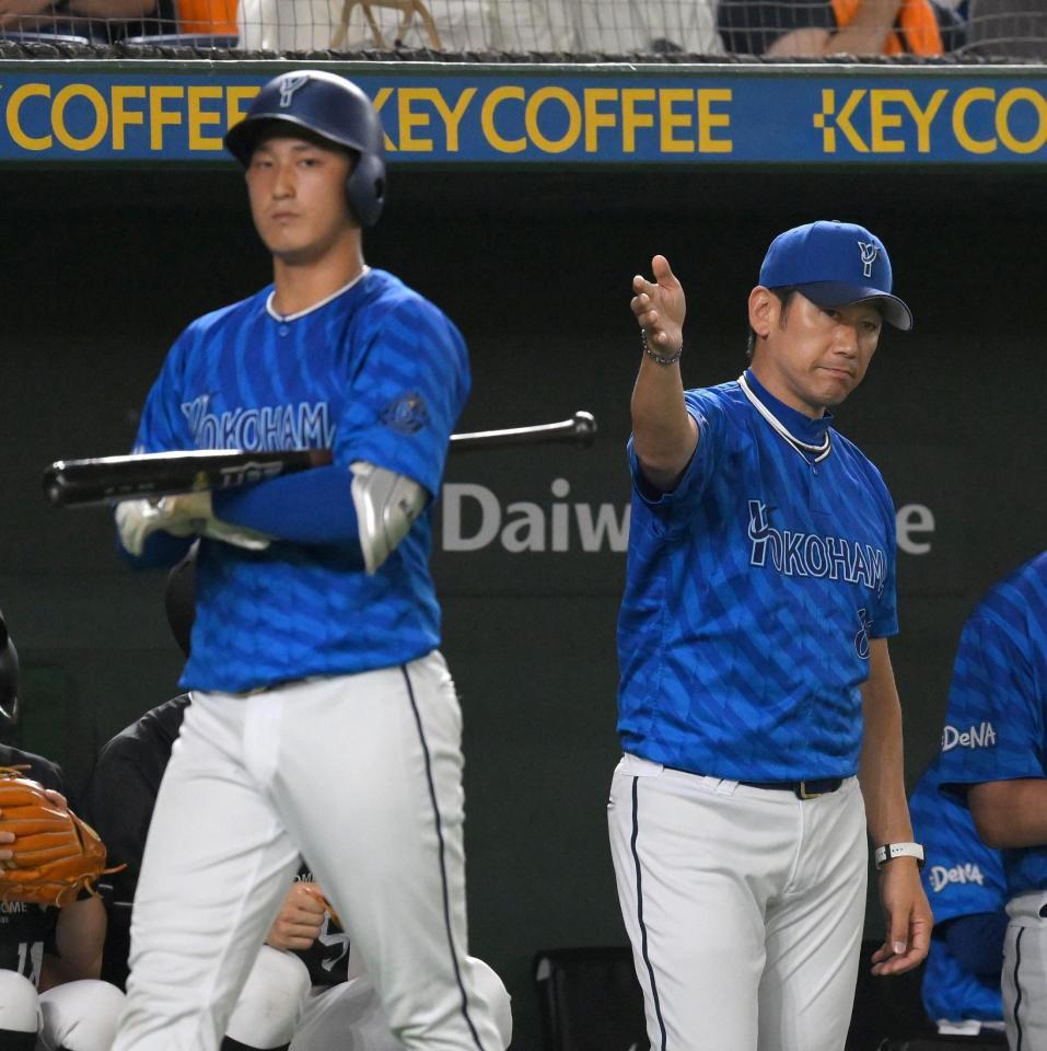　７回、京田に代えて松尾（左）を送る三浦監督（撮影・伊藤笙子）