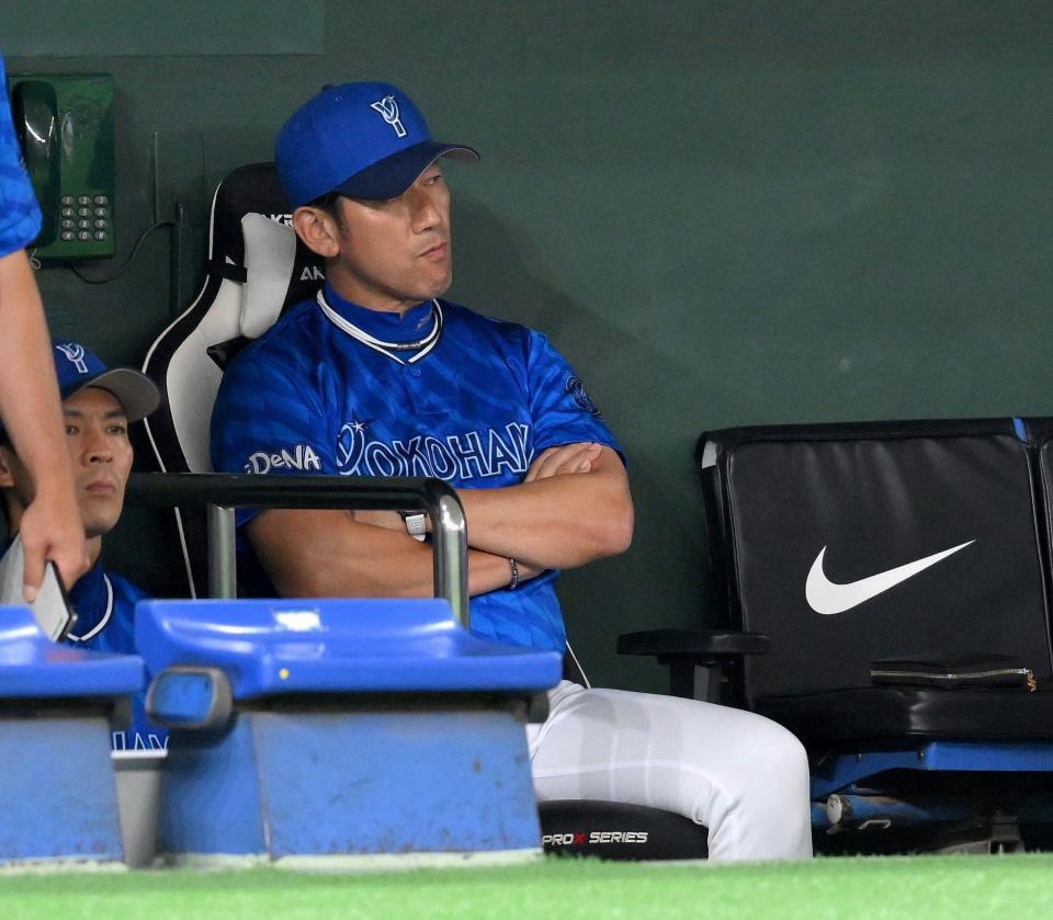 　８回、増田陸の右犠飛でこの回３点目を失い、スコアボードを見つめる三浦監督（撮影・伊藤笙子）