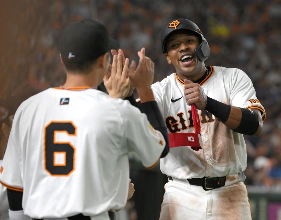 　６回、泉口の犠飛で先制のホームを踏んだオコエ（撮影・伊藤笙子）