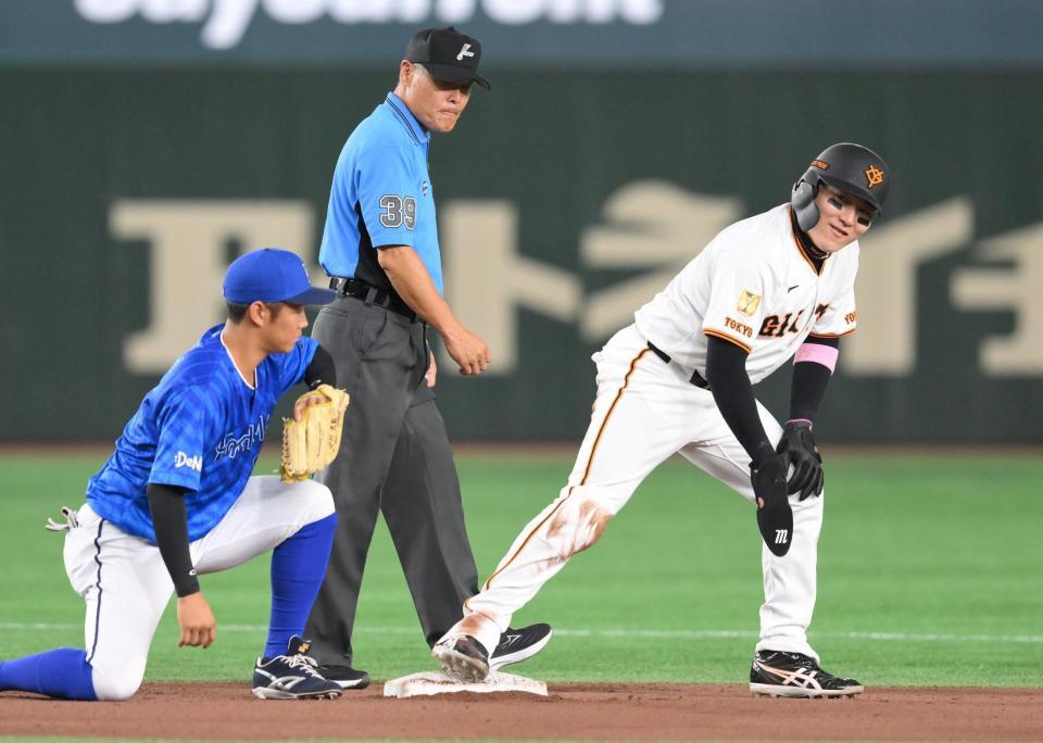 　６回、オコエの打席で牽制球に誘われ、アウトになる一塁走者の丸（左は遊撃手の京田）＝撮影・伊藤笙子