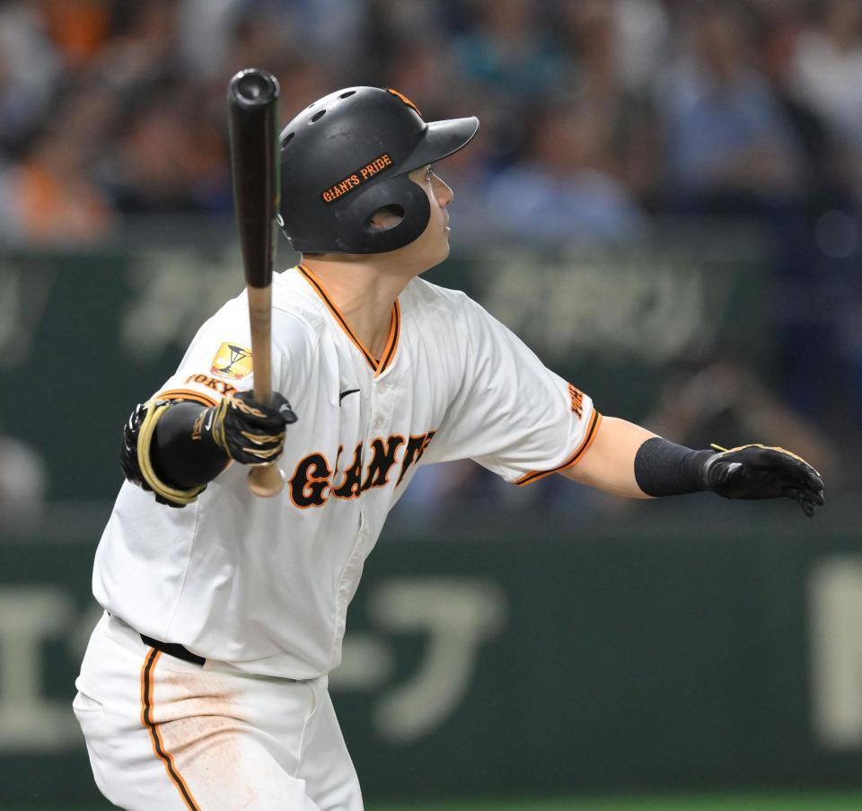 　６回、先制の左犠飛を打ち上げる泉口（撮影・伊藤笙子）