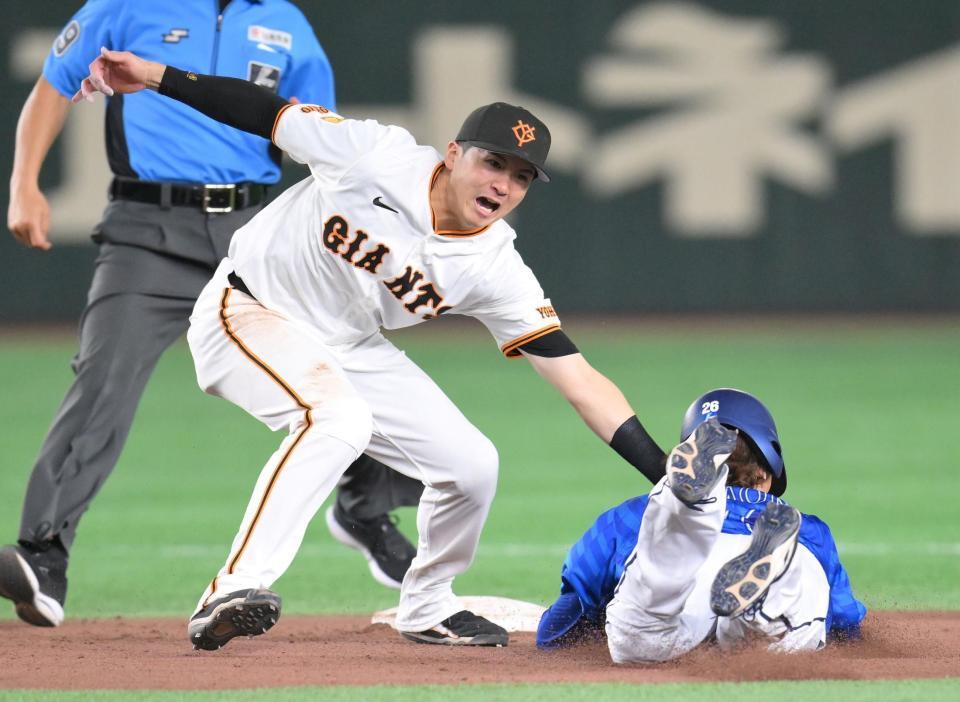 　８回、盗塁を仕掛けるもアウトになる一塁走者の三森（左は遊撃手の泉口）＝撮影・伊藤笙子