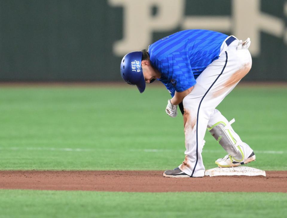 　６回、左線を抜ける打球で二塁を狙うもアウトになった佐野（撮影・伊藤笙子）