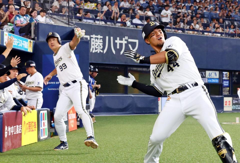 　５回、２ランを放って生還し、杉本（９９）とポーズを決める頓宮（撮影・山口登）