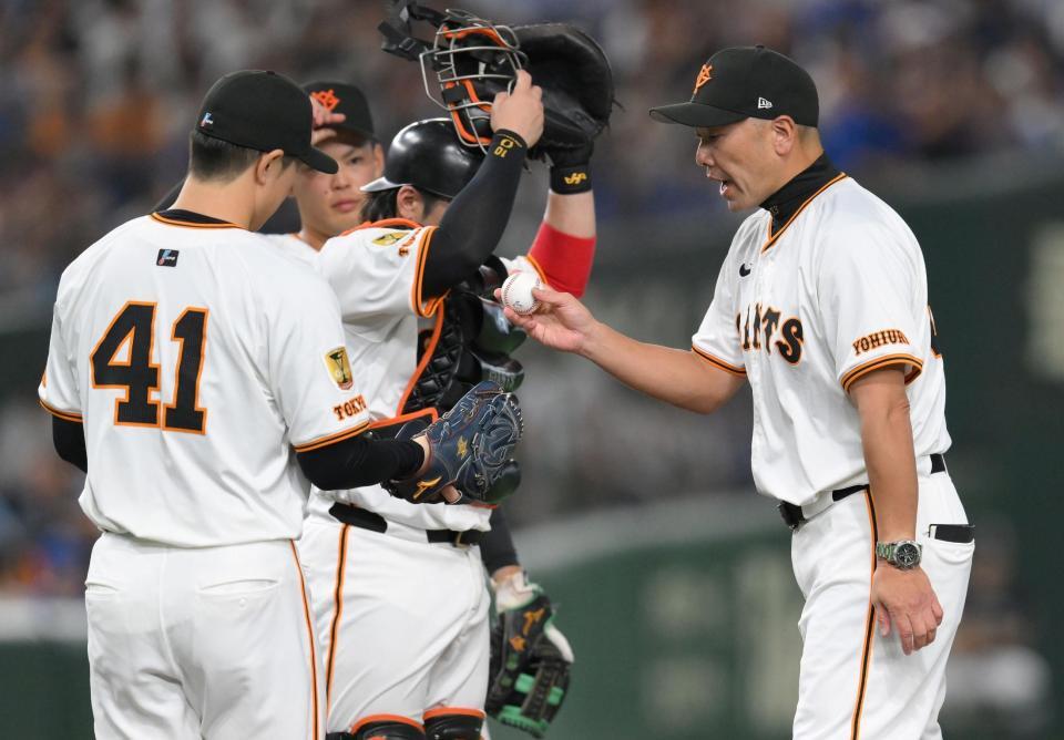 　７回、代打・戸柱を迎え、中川（左）に代え阿部監督（撮影・伊藤笙子）