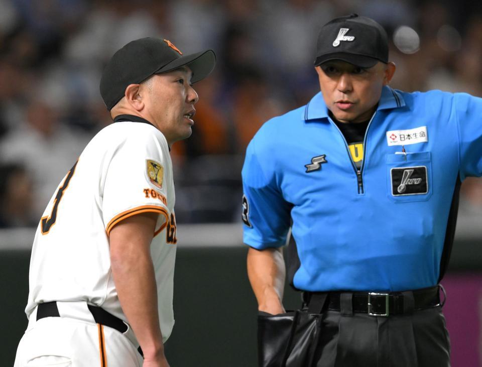 　８回、投手交代を行う阿部監督（撮影・伊藤笙子）