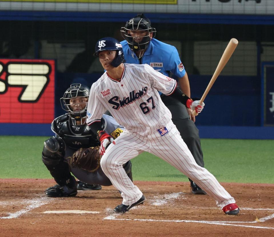 　３回、中前打を放つ伊藤（撮影・金田祐二）