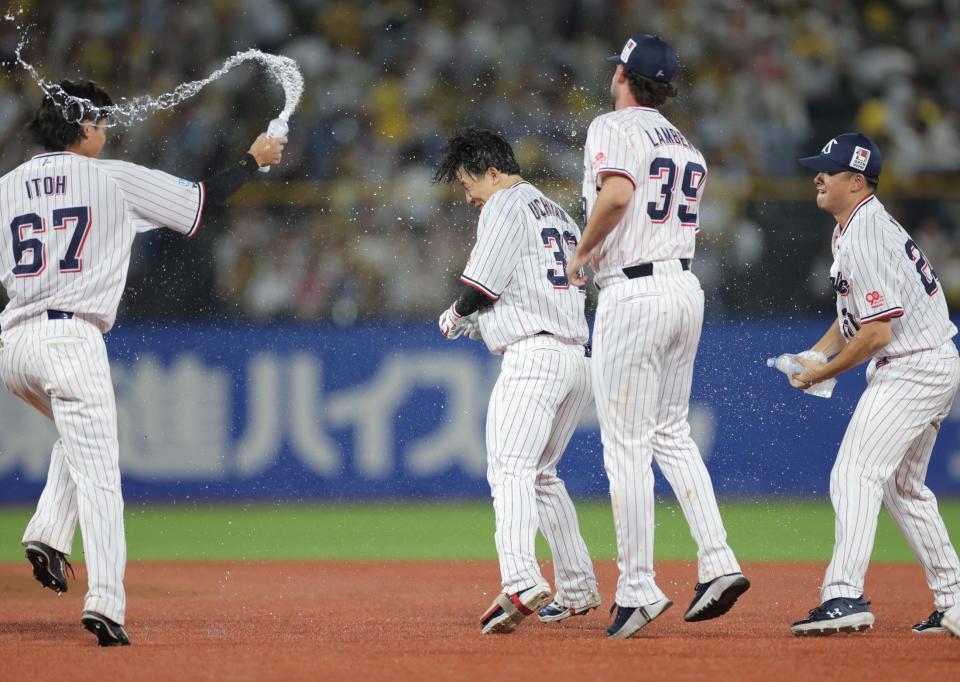 サヨナラ勝ちし、ナインに祝福されるヤクルト・内山壮真（中央）＝神宮球場（撮影・西岡正）
