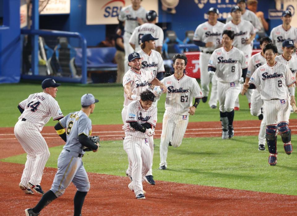 　９回、内山の打球がサヨナラ勝ちを呼びナインに祝福される内山（撮影・金田祐二）