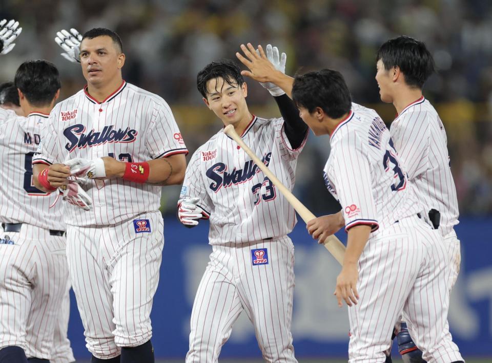 　サヨナラ勝ちし、ナインに祝福される内山（中央）＝撮影・西岡正