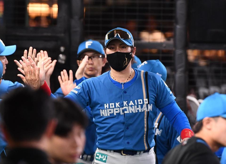 　逆転勝利を飾りナインとハイタッチする新庄監督（撮影・園田高夫）