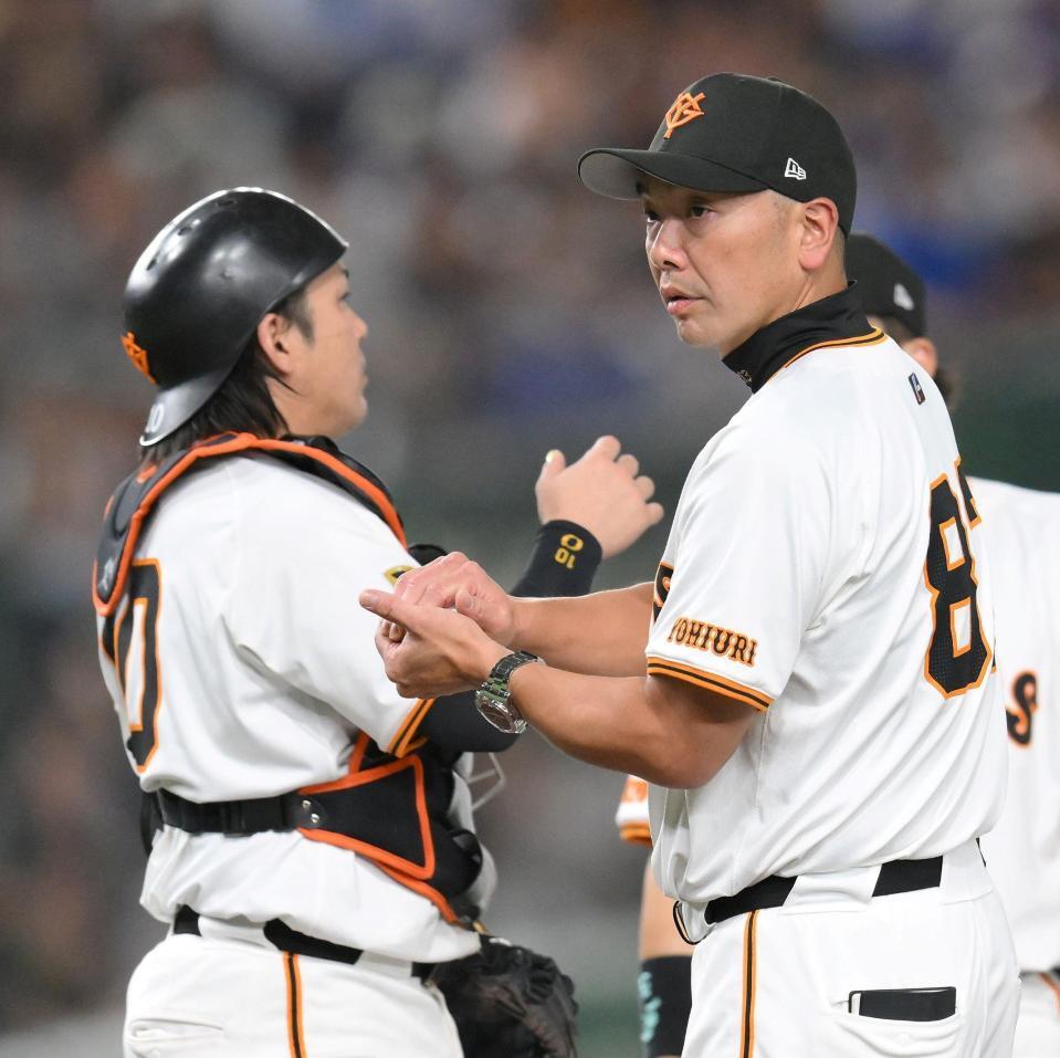 　９回、船迫を交代させ、ボールをこねる阿部監督（撮影・伊藤笙子）