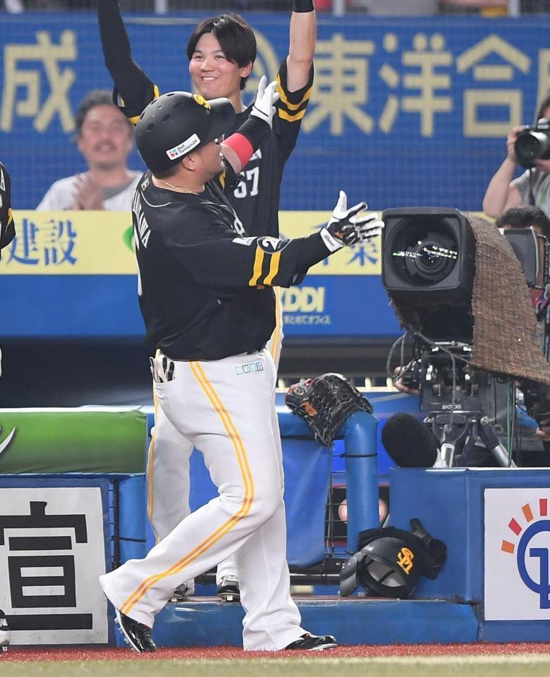 　８回、中越え満塁本塁打を放ちレフトスタンドに向かってどすこいポーズを披露する山川（撮影・開出牧）