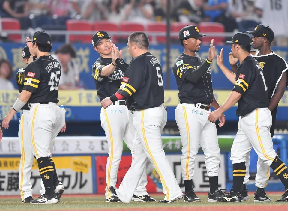 　ロッテに打ち勝ち山川（５）らナインとタッチを交わす小久保監督（左から３人目）＝撮影・開出牧