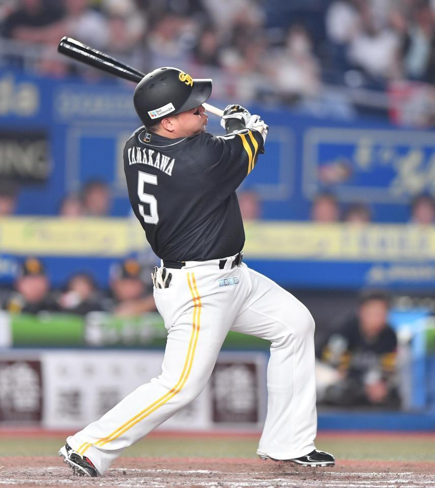 　８回、中越え満塁本塁打を放つ山川（撮影・開出牧）