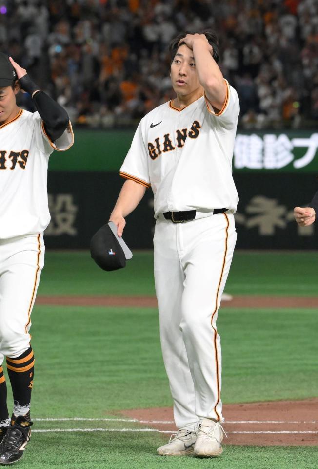 　試合後、スタンドに一礼しベンチへ戻る大勢（撮影・伊藤笙子）