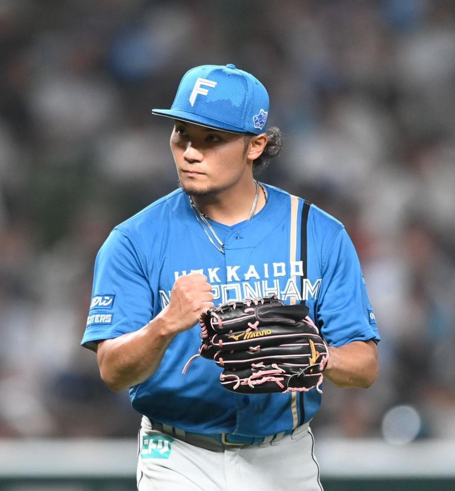 　５回を無失点に抑えガッツポーズをする伊藤（撮影・園田高夫）