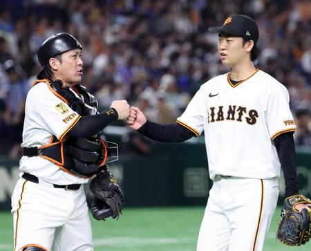 　山崎（右）とタッチを交わす甲斐