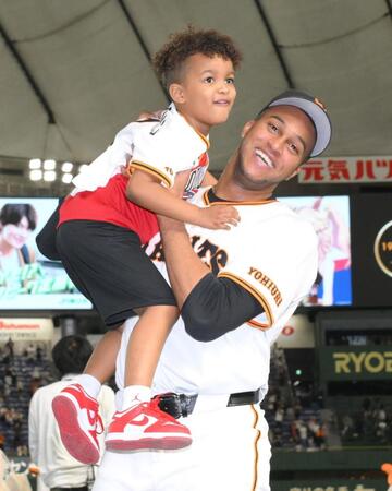 　試合後、息子・ルーカスくんを抱きかかえるマルティネス（撮影・伊藤笙子）