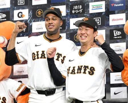 　お立ち台でマルティネス（左）と笑顔を見せる山崎（撮影・伊藤笙子）