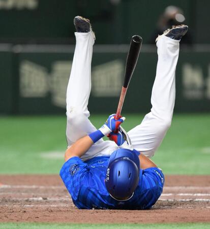 　８回、内角の球にのけぞり、倒れ込む筒香（撮影・伊藤笙子）