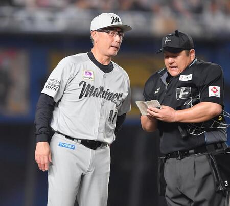 　８回、投手交代を告げる吉井監督（撮影・開出牧）