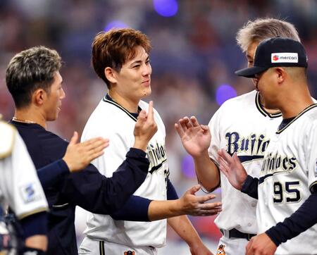 　楽天に勝利しナインとタッチを交わす九里（中央）（撮影・山口登）