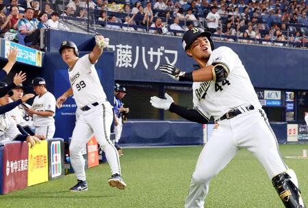 　５回、２ランを放って生還し、杉本（９９）とポーズを決める頓宮