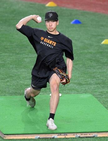 　試合前、マウンドと同じ傾斜で投球練習をする大勢（撮影・伊藤笙子）